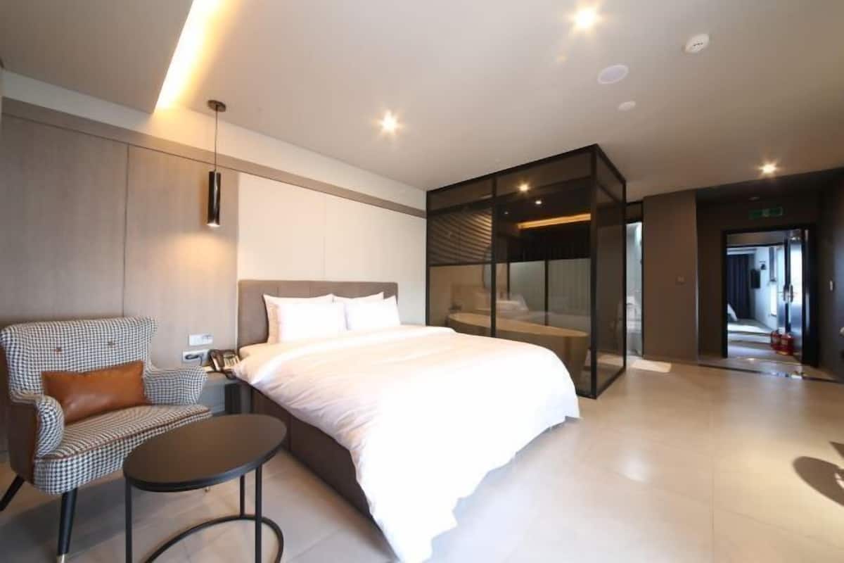 1 habitación, caja de seguridad en la habitación y escritorio
