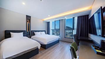 Quarto duplo superior, vista para a cidade | 1 quarto, cofres nos quartos, escrivaninha