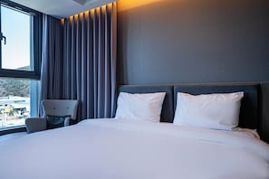 Deluxe Double Room, 1 King Bed | 1 bedroom, in-room safe, desk, laptop workspace