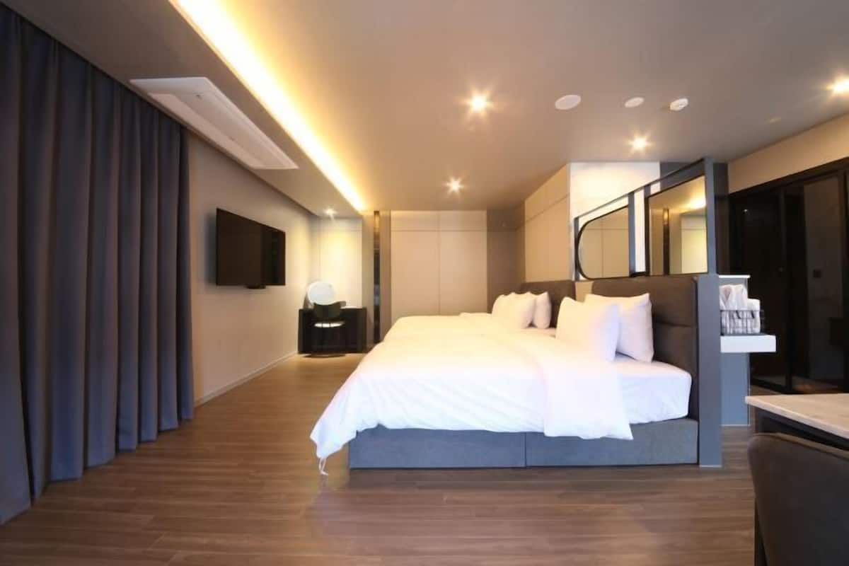 1 habitación, caja de seguridad en la habitación y escritorio