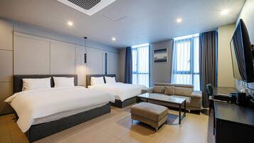 Familie suite, uitzicht op de stad | Een kluis op de kamer, een bureau, een laptopwerkplek