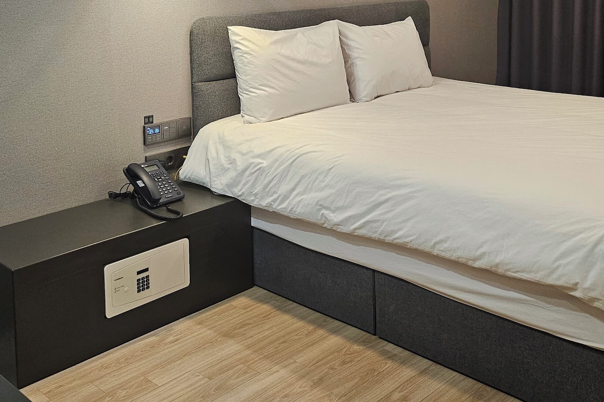 Superior Room, City View | In-room safe, desk, laptop workspace, blackout drapes