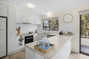 Fridge, oven, stovetop, toaster - Camp Road Getaway  (Anglesea)