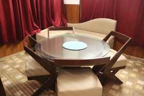 Villa, 3 soverom, balkong, fjellutsikt | Spisestue