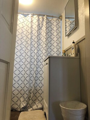 Haartrockner, Handtücher, Seife, Toilettenpapier