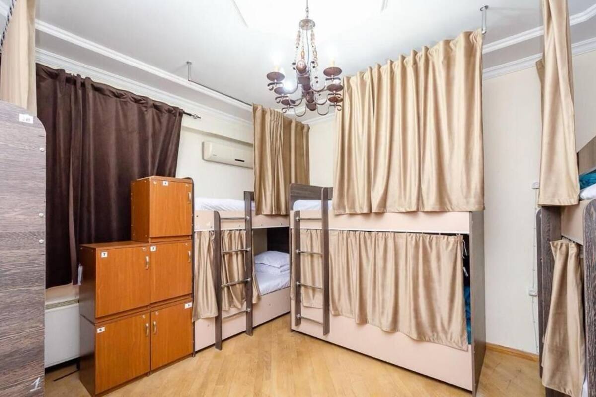 Ein kleines Zimmer mit Etagenbetten, einem Kleiderschrank und einer Chandelier.