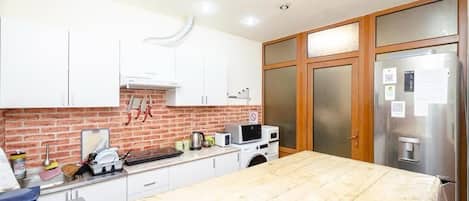 Full-size fridge, microwave, stovetop, cookware/dishes/utensils