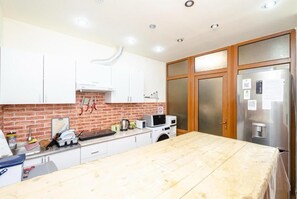 Großer Kühlschrank, Mikrowelle, Herdplatte