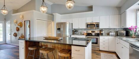 Fridge, microwave, stovetop, dishwasher