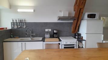 Een koelkast, een microgolfoven, een oven, een vaatwasser