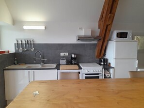 Fridge, microwave, oven, dishwasher - Gite HERMINIE et NICOLAS (Cambes)