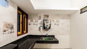 Douche, douche cascade, serviettes fournies, savon