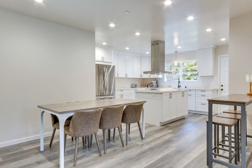 Steps to Russian River: Peaceful Monte Rio Retreat