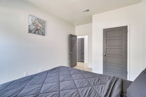 3 bedrooms, iron/ironing board, WiFi, bed sheets - Newly Built Home: Close to Parks & Dining! (Temple)
