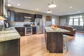 Fridge, microwave, stovetop, dishwasher - Lakefront Gem: Grills & Fire Pit in Dent (Dent)