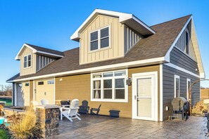 Exterior - Lakefront Gem: Grills & Fire Pit in Dent (Dent)
