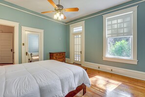 4 bedrooms, desk, internet, bed sheets