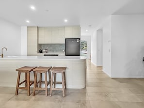 Fridge, microwave, oven, stovetop - 3-Bed: Riverfront Alfresco Dining & Rooftop Pool (Batemans Bay)