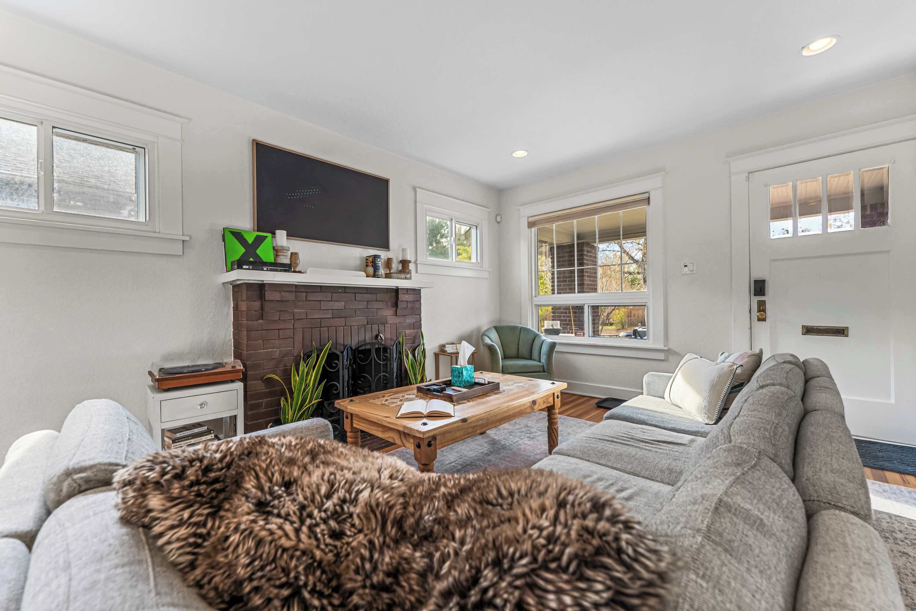 Televisión, chimenea y oficina 