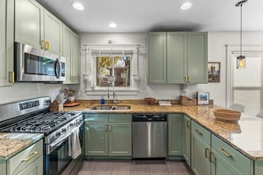 Fridge, microwave, oven, stovetop - Spacious Home in North Denver near City Park & Zoo (Denver)