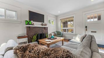 TV, caminetto, studio