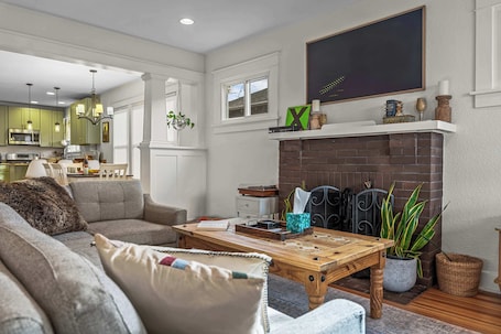 TV, fireplace, offices. Spacious Home in North Denver near City Park & Zoo