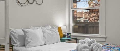 3 Schlafzimmer, Schreibtisch, Bügeleisen/Bügelbrett, Reisekinderbett