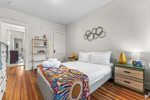 3 habitaciones, escritorio y tabla de planchar con plancha 