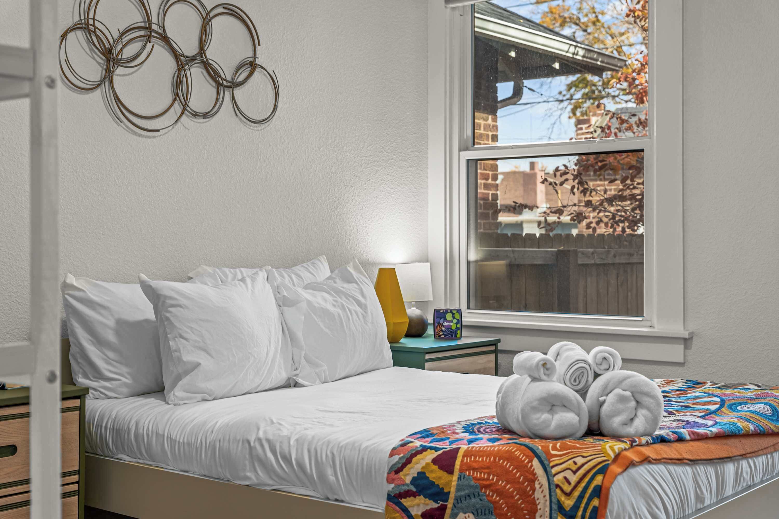 3 chambres, bureau, fer et planche à repasser, lit parapluie