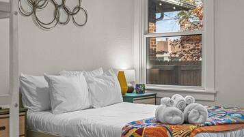 3 chambres, bureau, fer et planche à repasser, lit parapluie