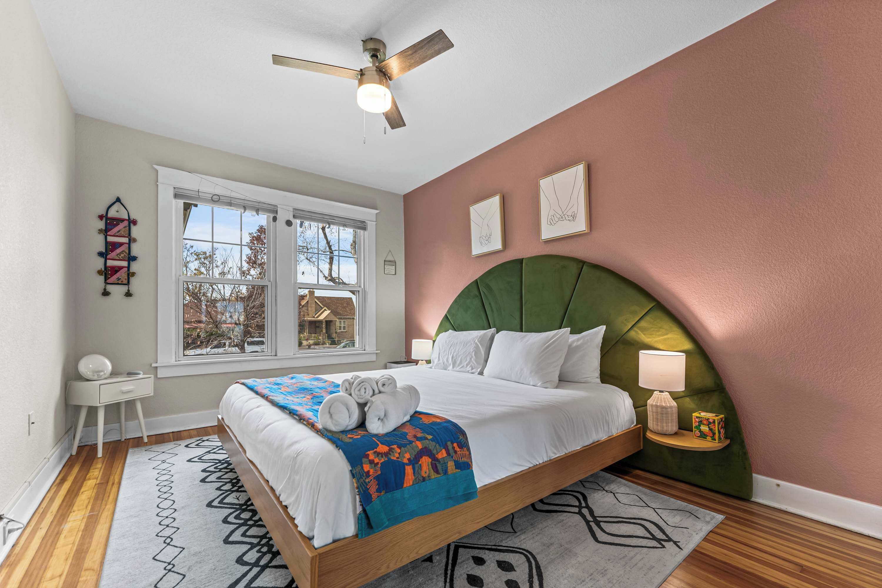 3 slaapkamers, een bureau, een strijkplank/strijkijzer, reisbedje