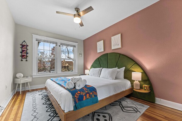 3 bedrooms, desk, iron/ironing board, travel crib