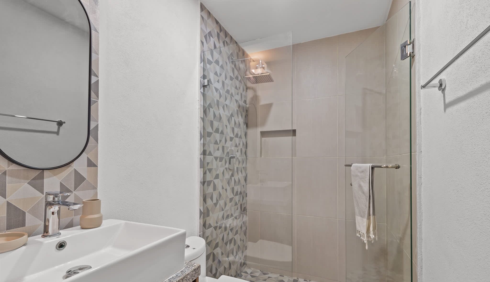 Ein Badezimmer mit einer Badewanne, einer Dusche und einem WC.