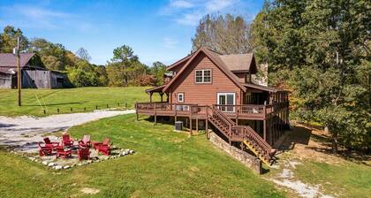 Huge 8 BR Lodge - Hot Tub, Fire Pit, Ping Pong