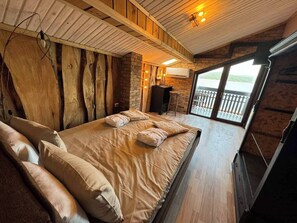 4 bedrooms, iron/ironing board, internet, bed sheets