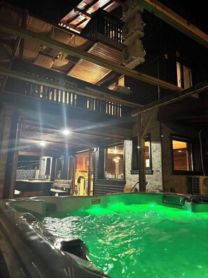 Outdoor spa tub