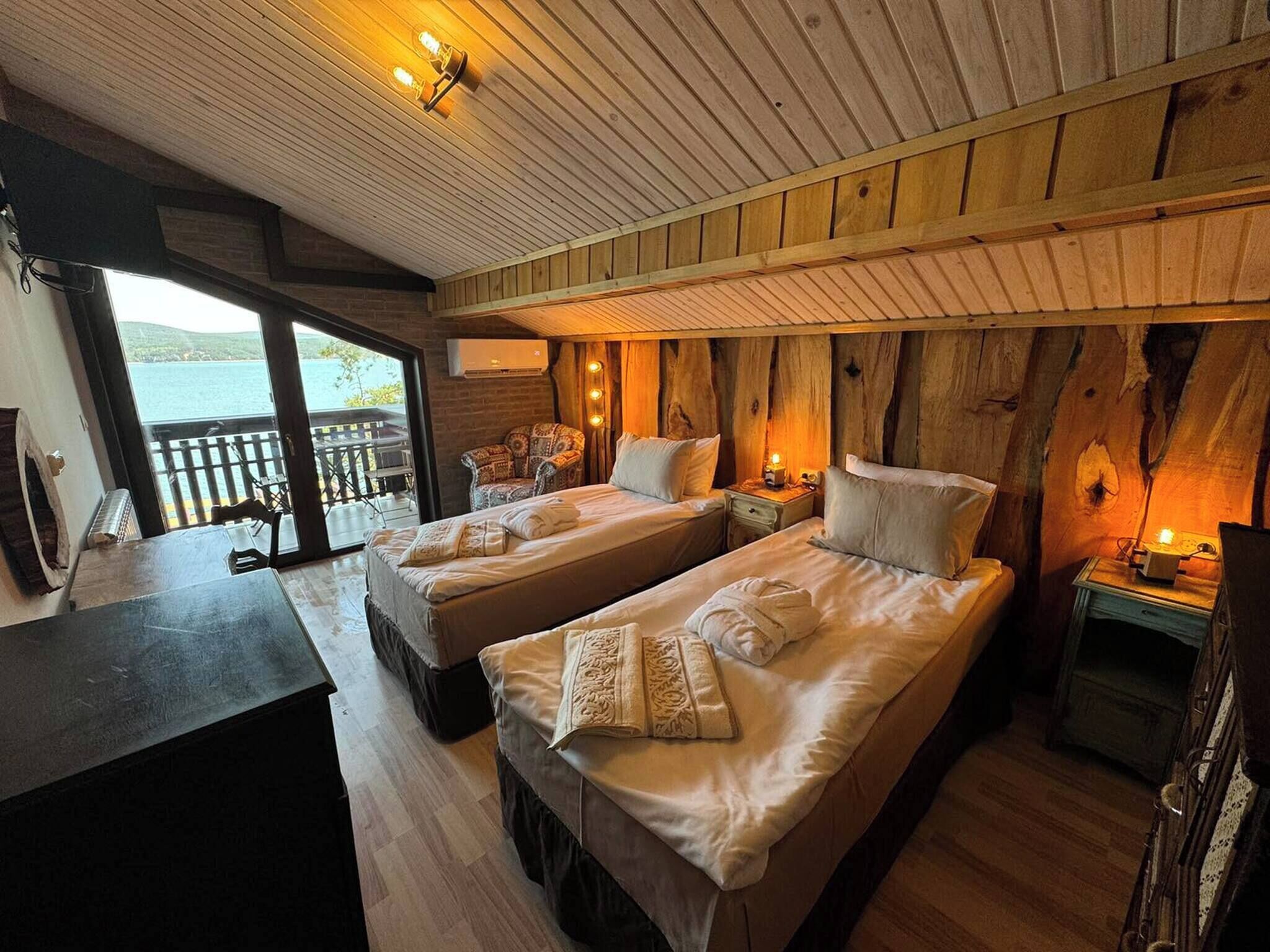 4 bedrooms, iron/ironing board, Internet, bed sheets