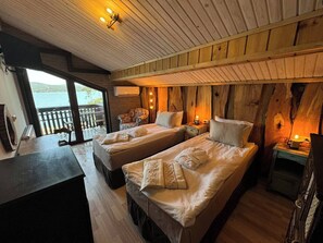 4 bedrooms, iron/ironing board, internet, bed sheets
