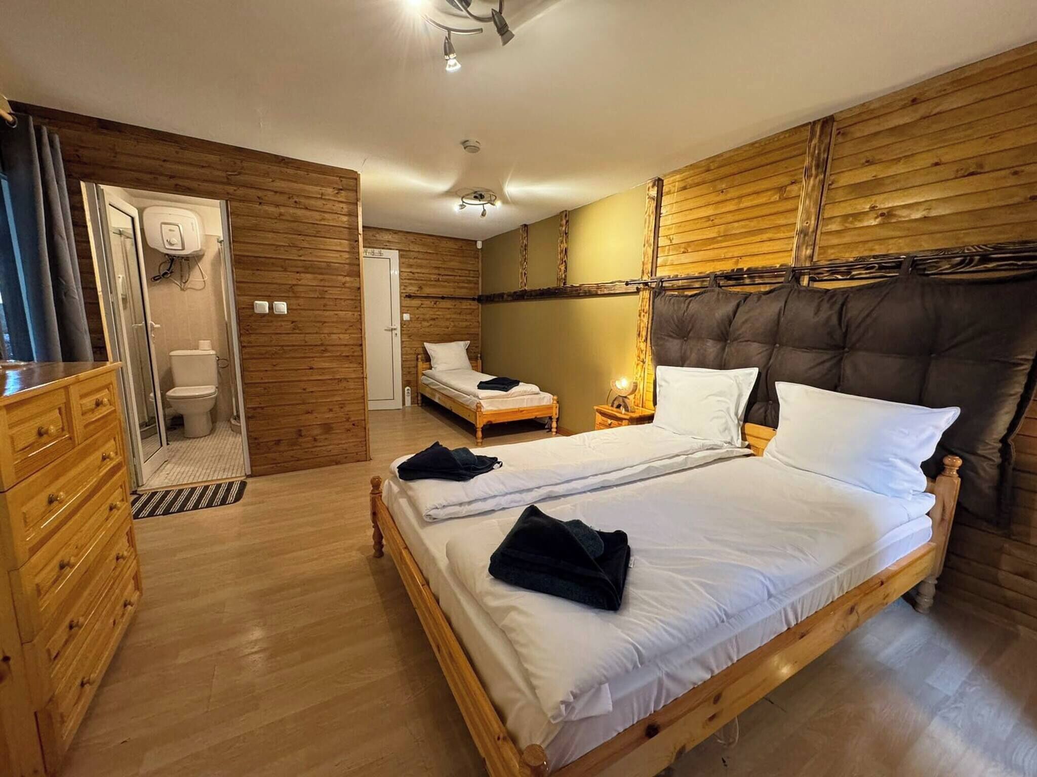 5 bedrooms, iron/ironing board, Internet, bed sheets