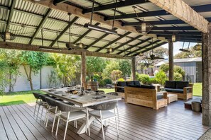 Outdoor dining - Luxurious multi-family retreat by the surf (St Kilda)