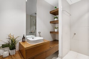 Chuveiro, secador de cabelo, toalhas de banho, sabonete