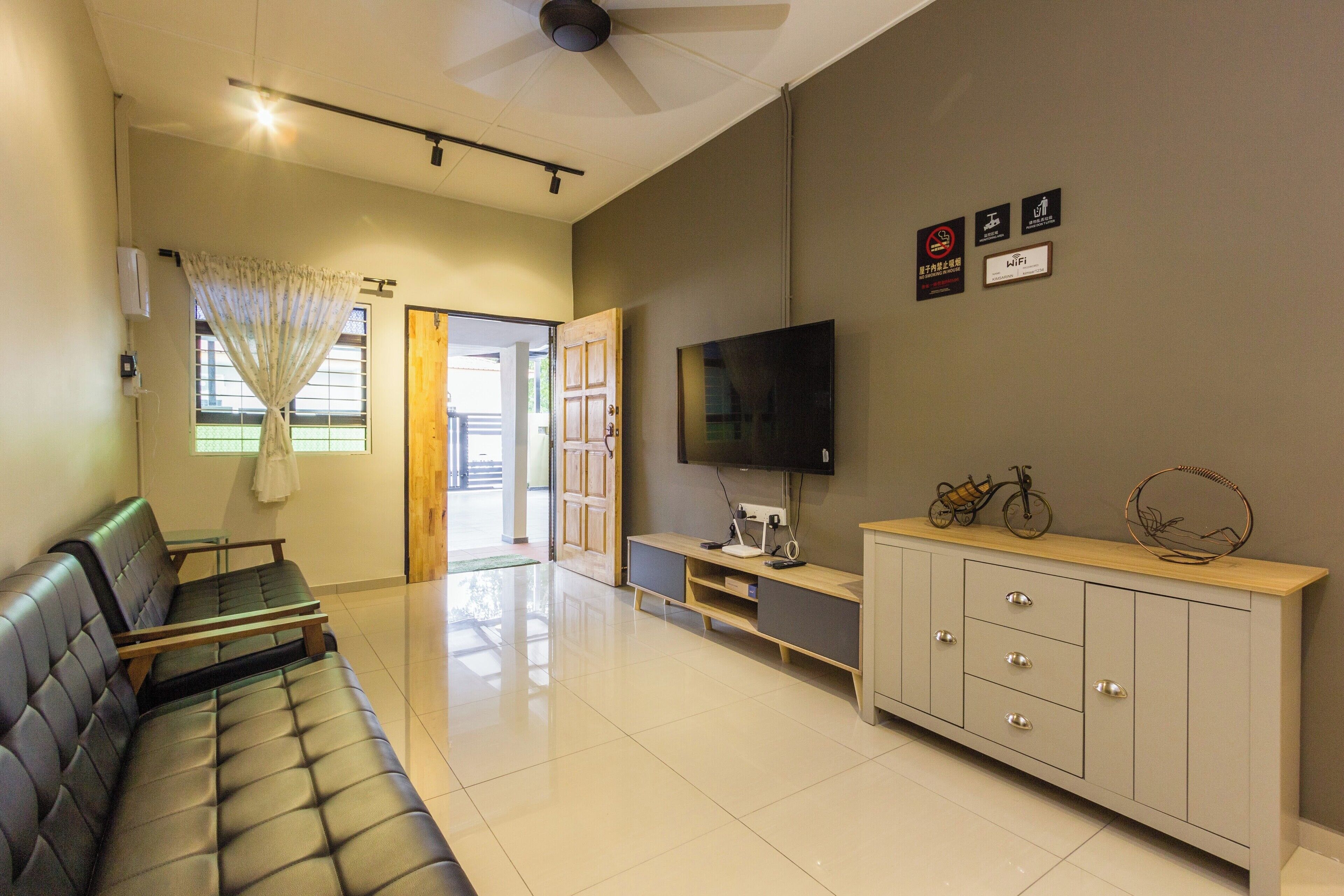 Deluxe House, 3 Bedrooms | Living area