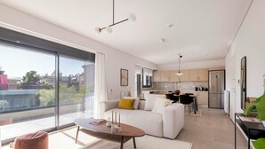 Smart TV, books - Prestigious 3BR Apartment in Marousi (Marousi)