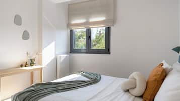 3 quartos, escrivaninha, ferros/tábuas de passar roupa