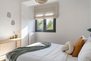 3 quartos, escrivaninha, ferros/tábuas de passar roupa