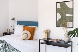 3 quartos, escrivaninha, ferros/tábuas de passar roupa