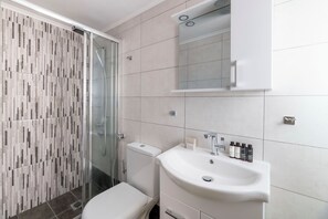 Douche, sèche-cheveux, serviettes fournies, savon