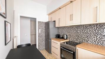 Fridge, oven, stovetop, coffee/tea maker