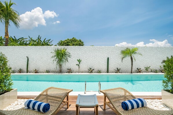 Deluxe-sviitti, näköala uima-altaalle | Terassi/patio