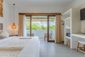 Deluxe-sviitti, näköala uima-altaalle | Ylelliset vuodevaatteet, minibaari, tallelokero huoneessa, työpöytä